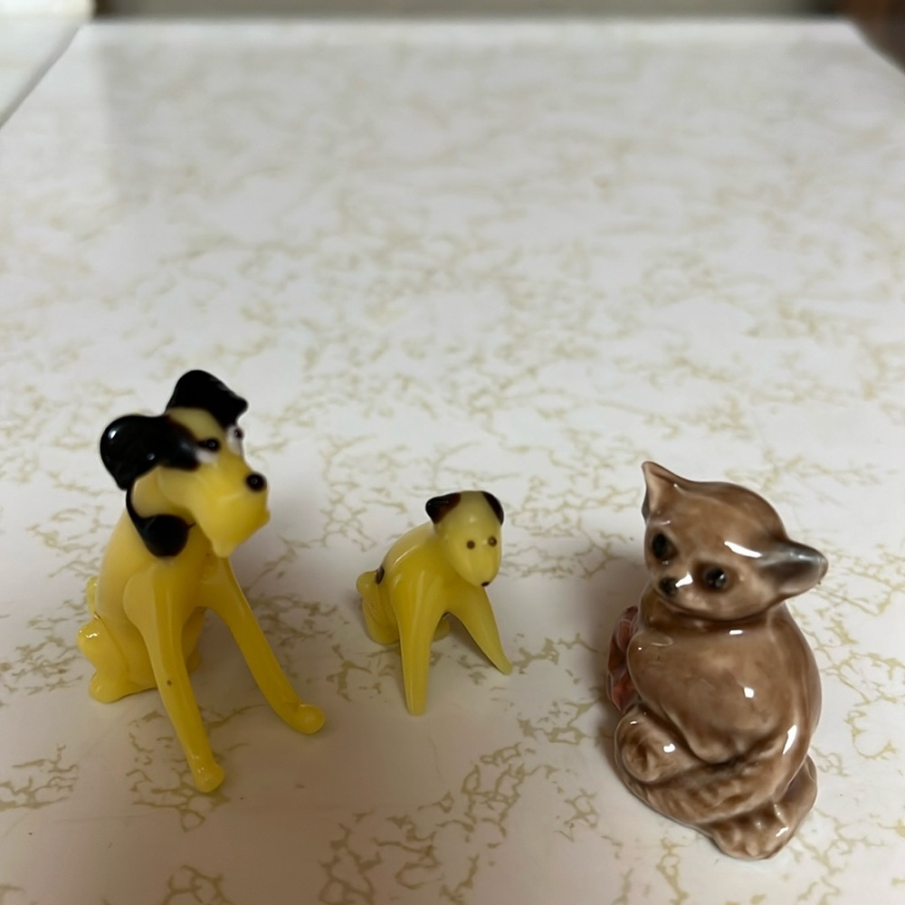 Lot of three mini glass figurines